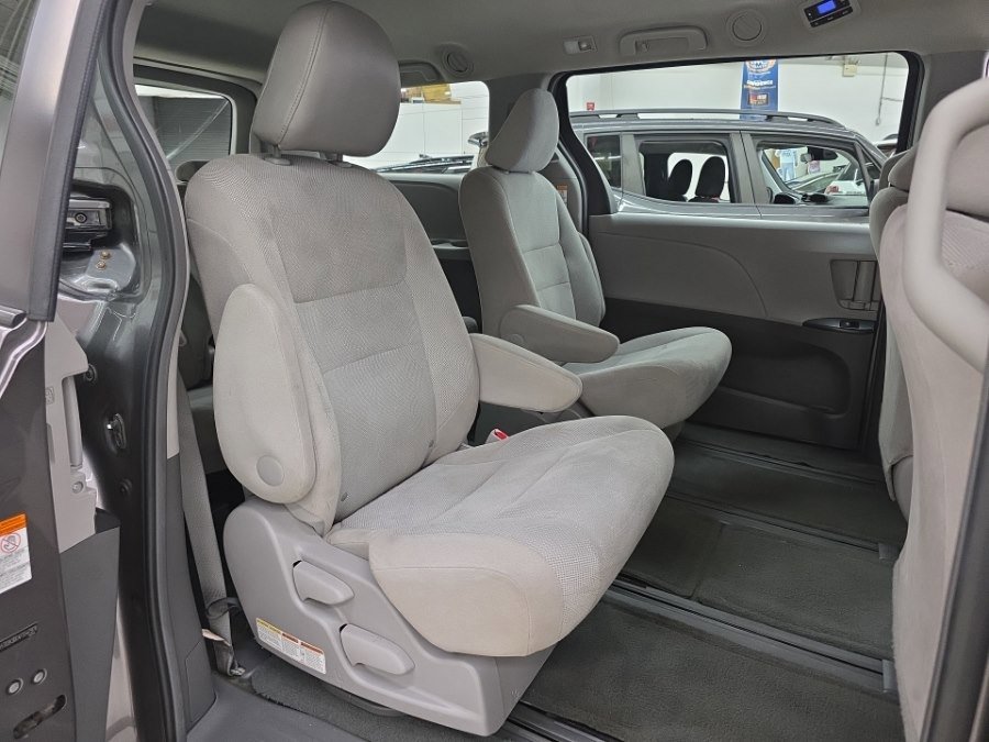 Used 2015 Toyota Sienna L FWD image 9