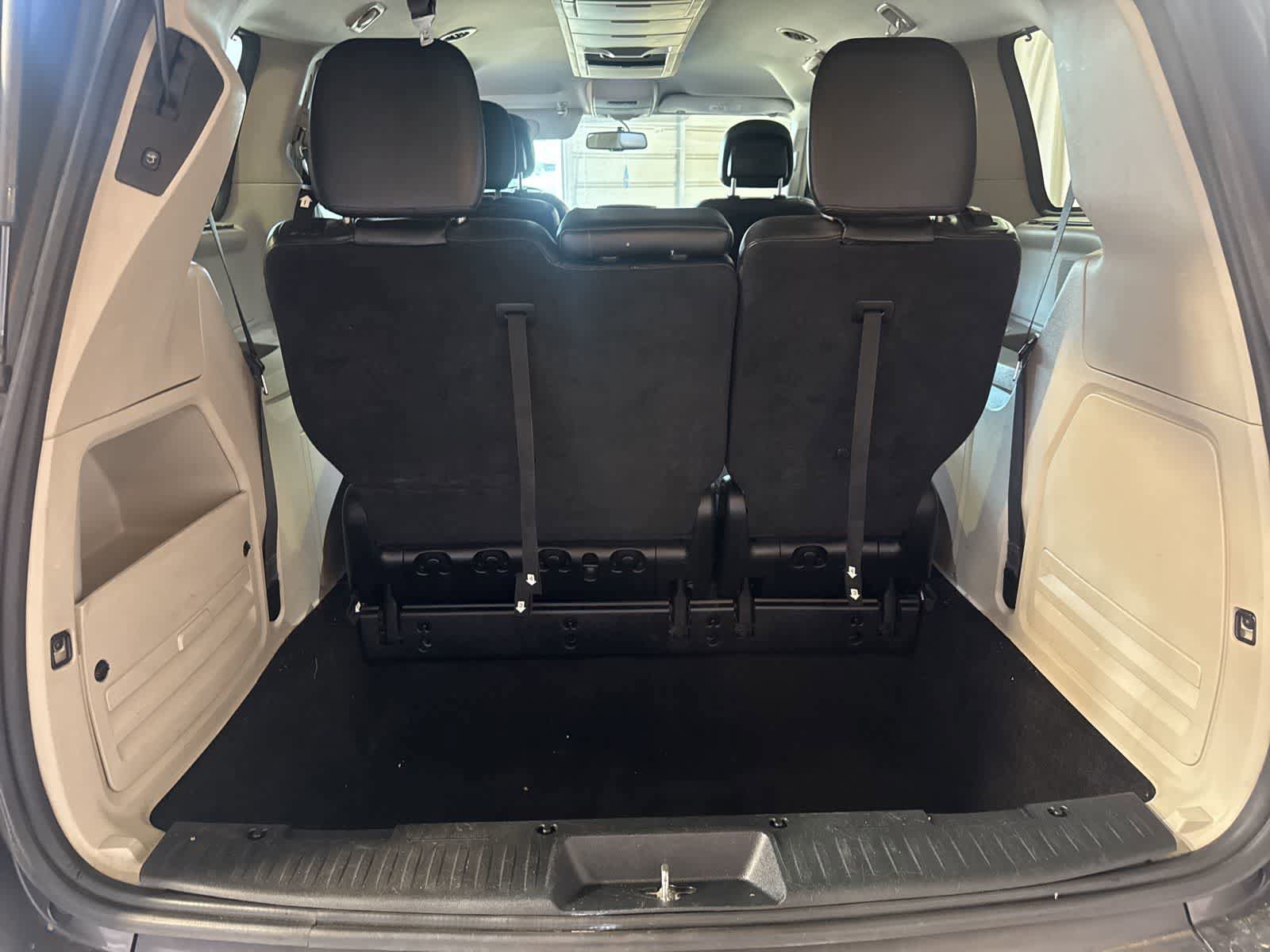Used 2016 Chrysler Town & Country Touring w/ Driver Convenience Group FWD image 13