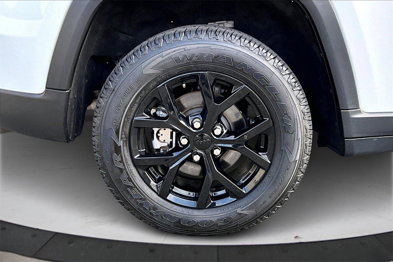 Used 2024 Jeep Grand Cherokee Altitude image 34