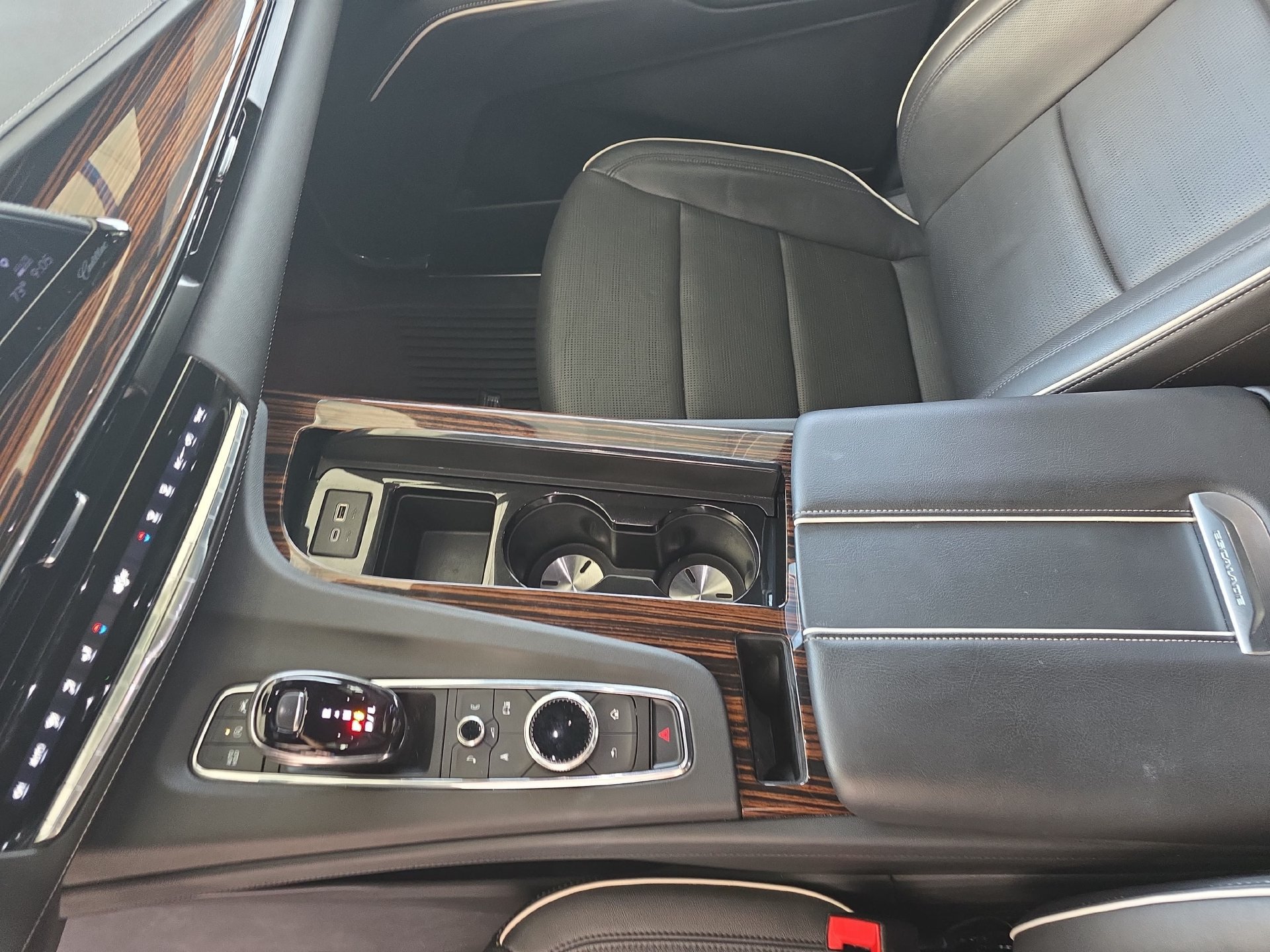 Used 2024 Cadillac Escalade Premium Luxury RWD image 25