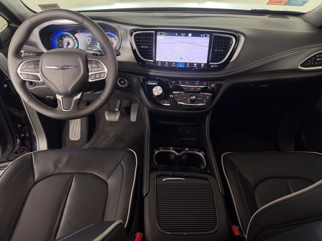 Used 2026 Chrysler Pacifica Limited FWD image 19