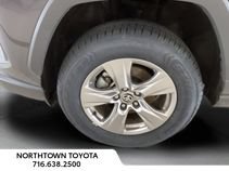 Used 2025 Toyota RAV4 XLE AWD/4WD image 12