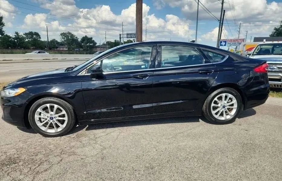 Used 2019 Ford Fusion SE image 2