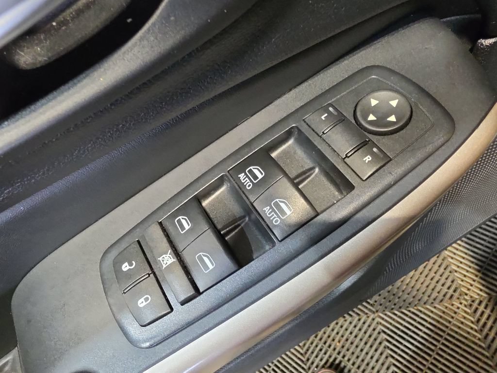 Used 2017 Jeep Cherokee Limited AWD/4WD image 15