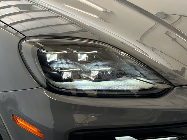 Used 2025 Porsche Cayenne S AWD/4WD image 13