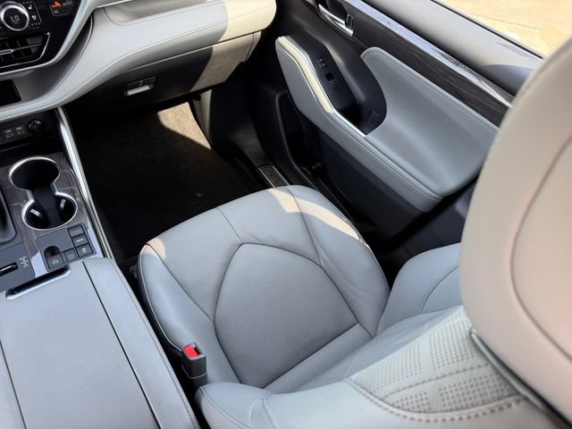 Used 2023 Toyota Highlander Platinum FWD image 29