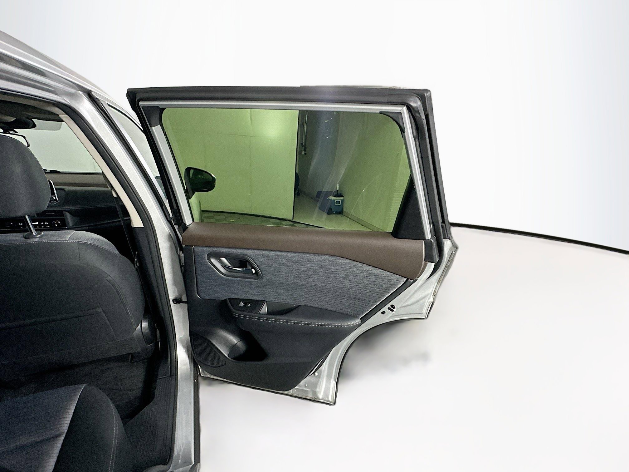 Used 2023 Nissan Rogue SV image 28