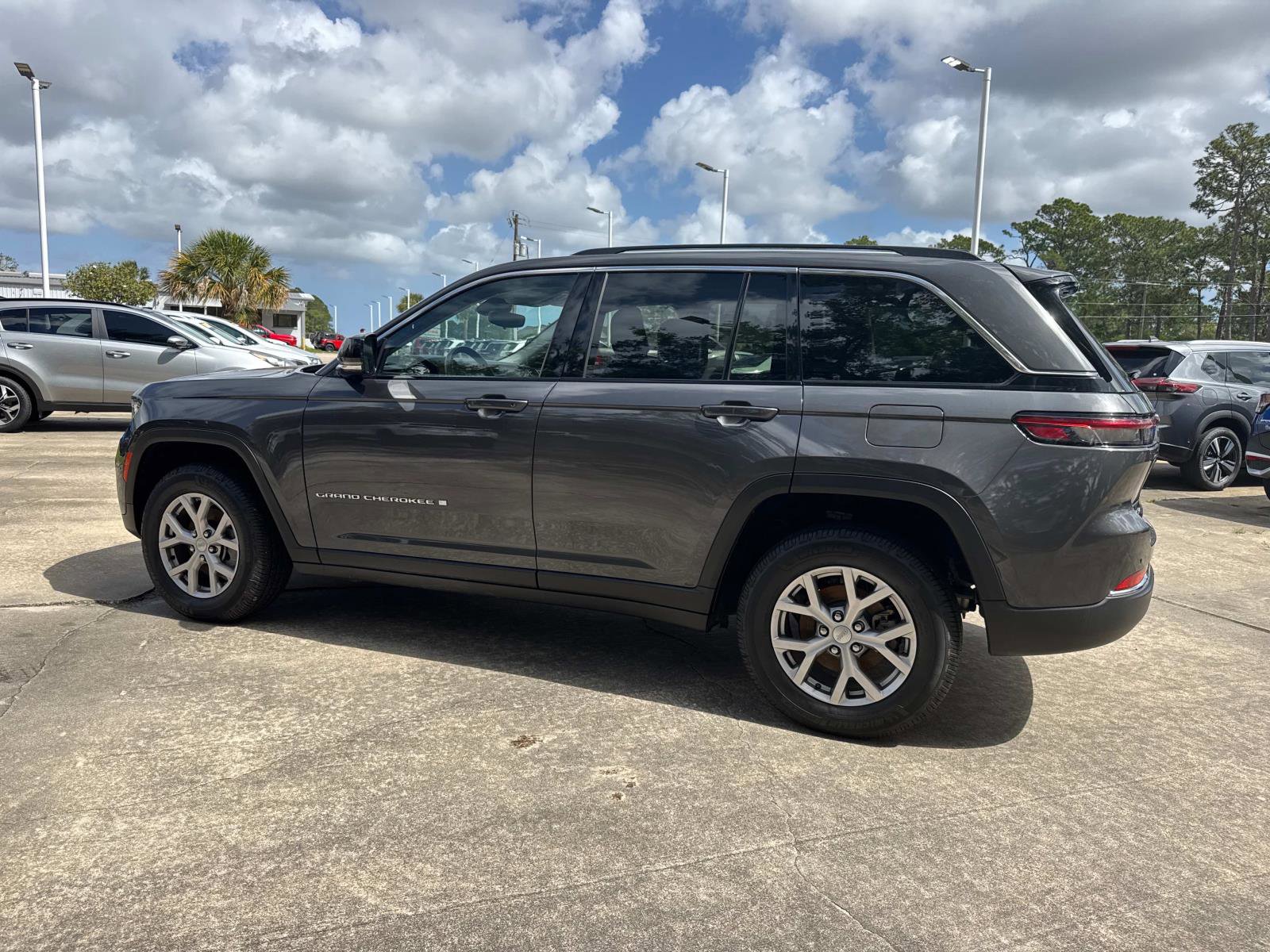 Used 2022 Jeep Grand Cherokee Limited AWD/4WD image 5