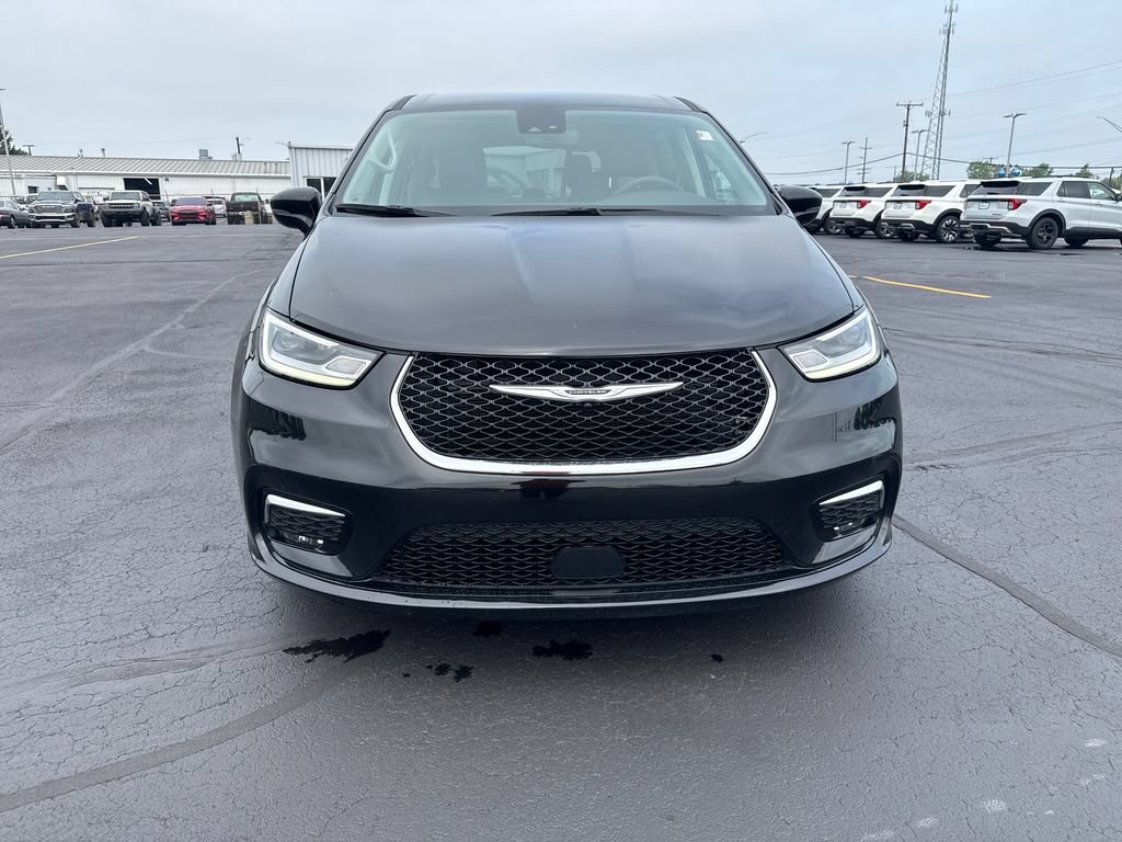 Used 2024 Chrysler Pacifica Touring-L FWD image 3