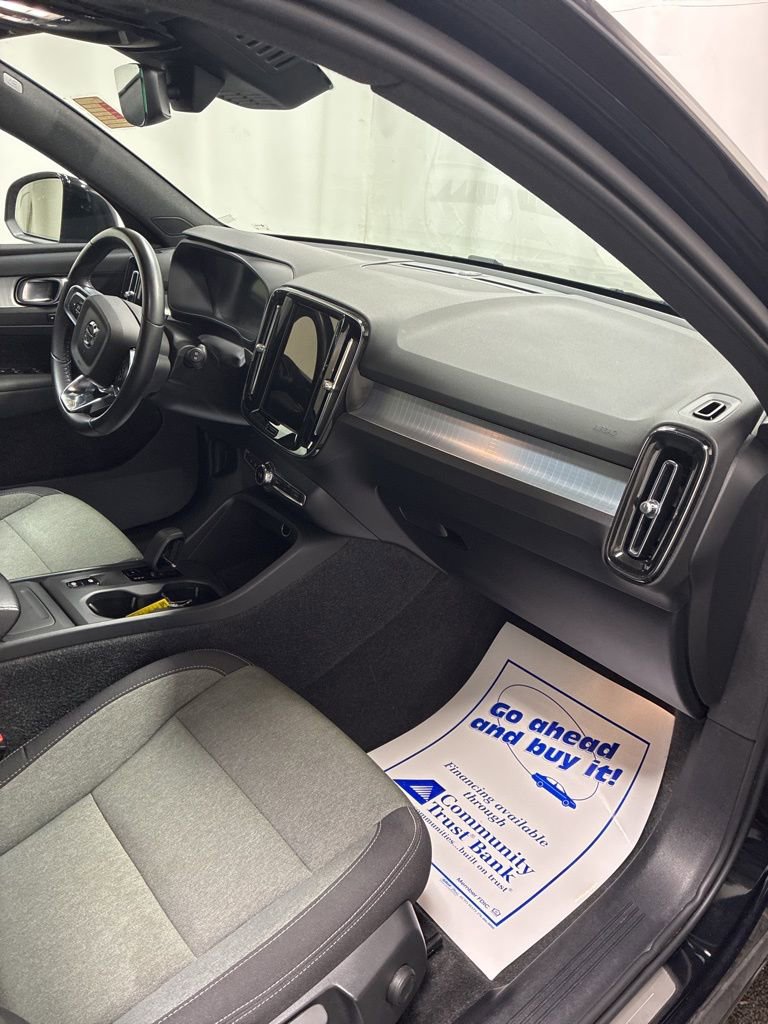 Used 2024 Volvo XC40 B5 Core image 28