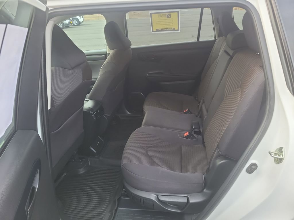 Used 2023 Toyota Highlander LE image 25