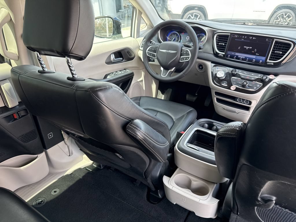 Used 2024 Chrysler Pacifica Touring-L FWD image 50