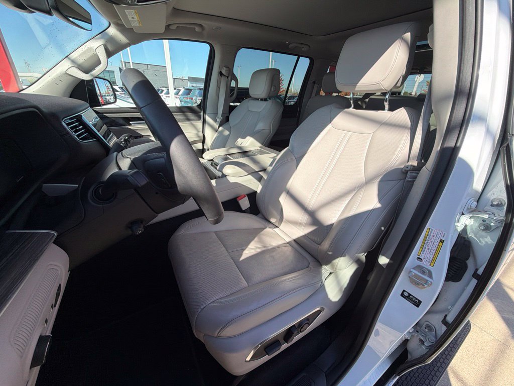 Used 2023 Jeep Wagoneer Series II w/ Premium Group I AWD/4WD image 12