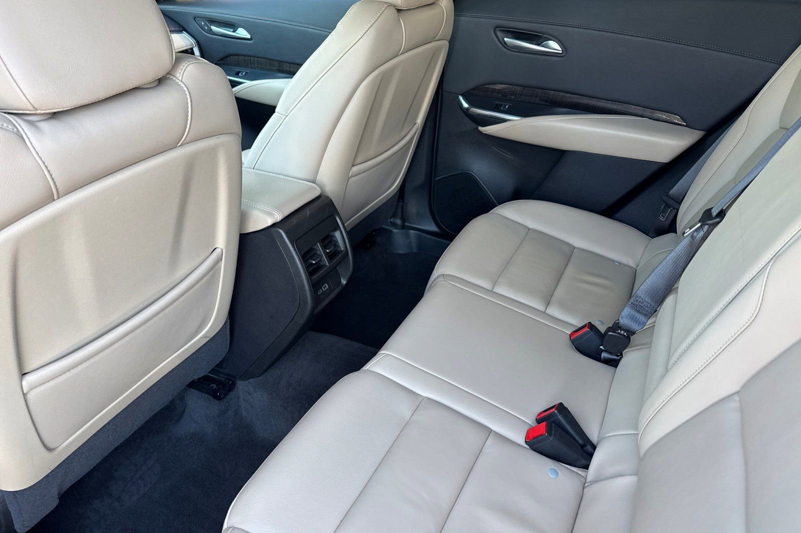 Used 2025 Cadillac XT4 Premium Luxury image 13