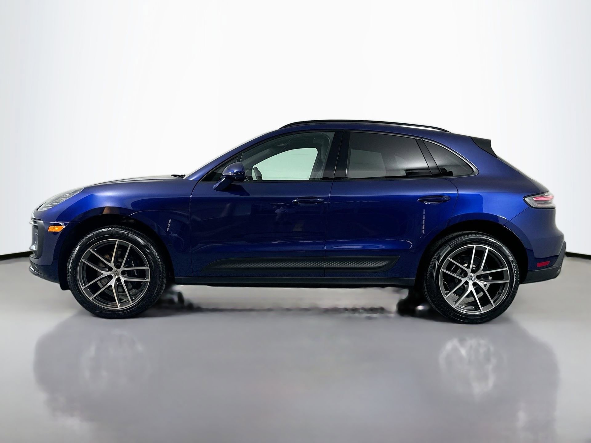 Certified 2025 Porsche Macan image 2