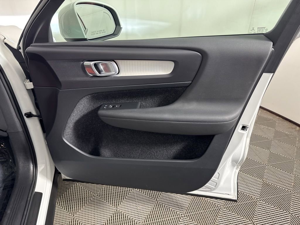 Used 2019 Volvo XC40 T5 Momentum image 13
