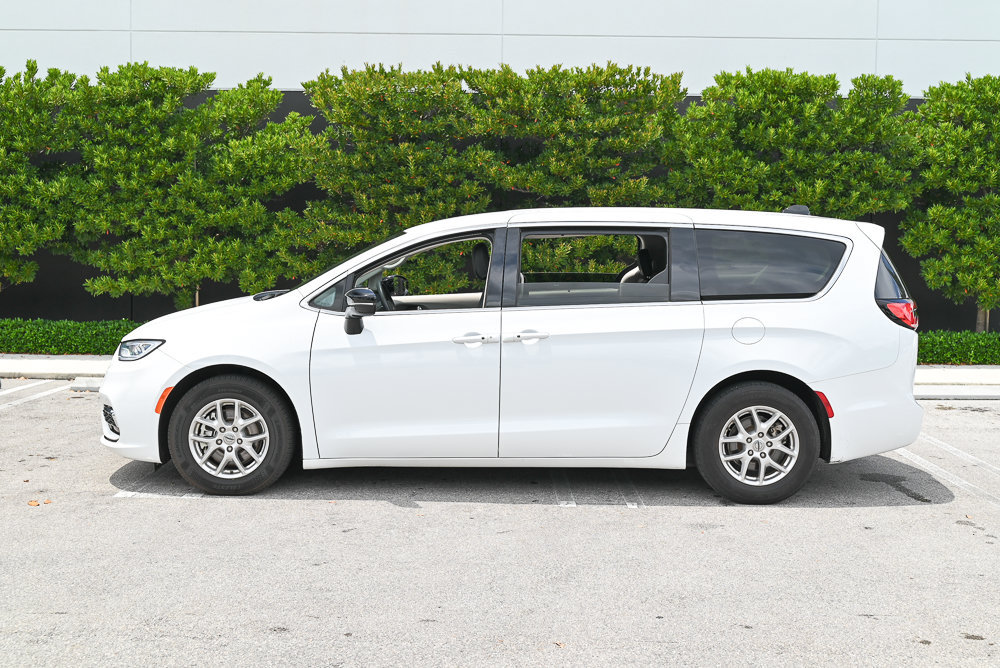 Used 2024 Chrysler Pacifica Touring-L FWD image 7