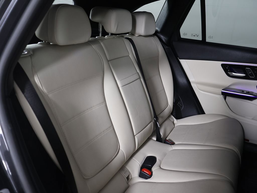 Used 2025 Mercedes-Benz GLC 300 4MATIC image 34