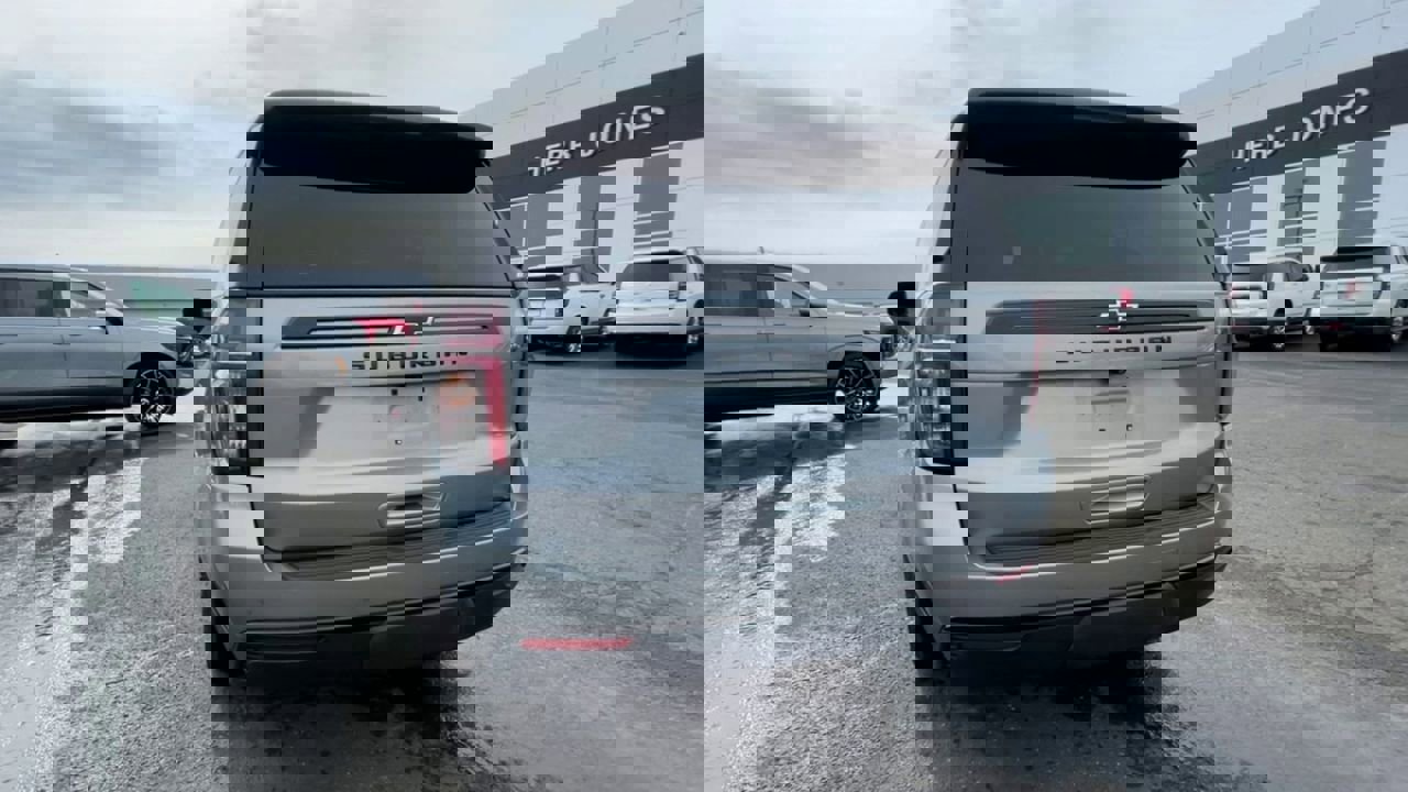 Used 2024 Chevrolet Suburban Z71 w/ Luxury Package image 2