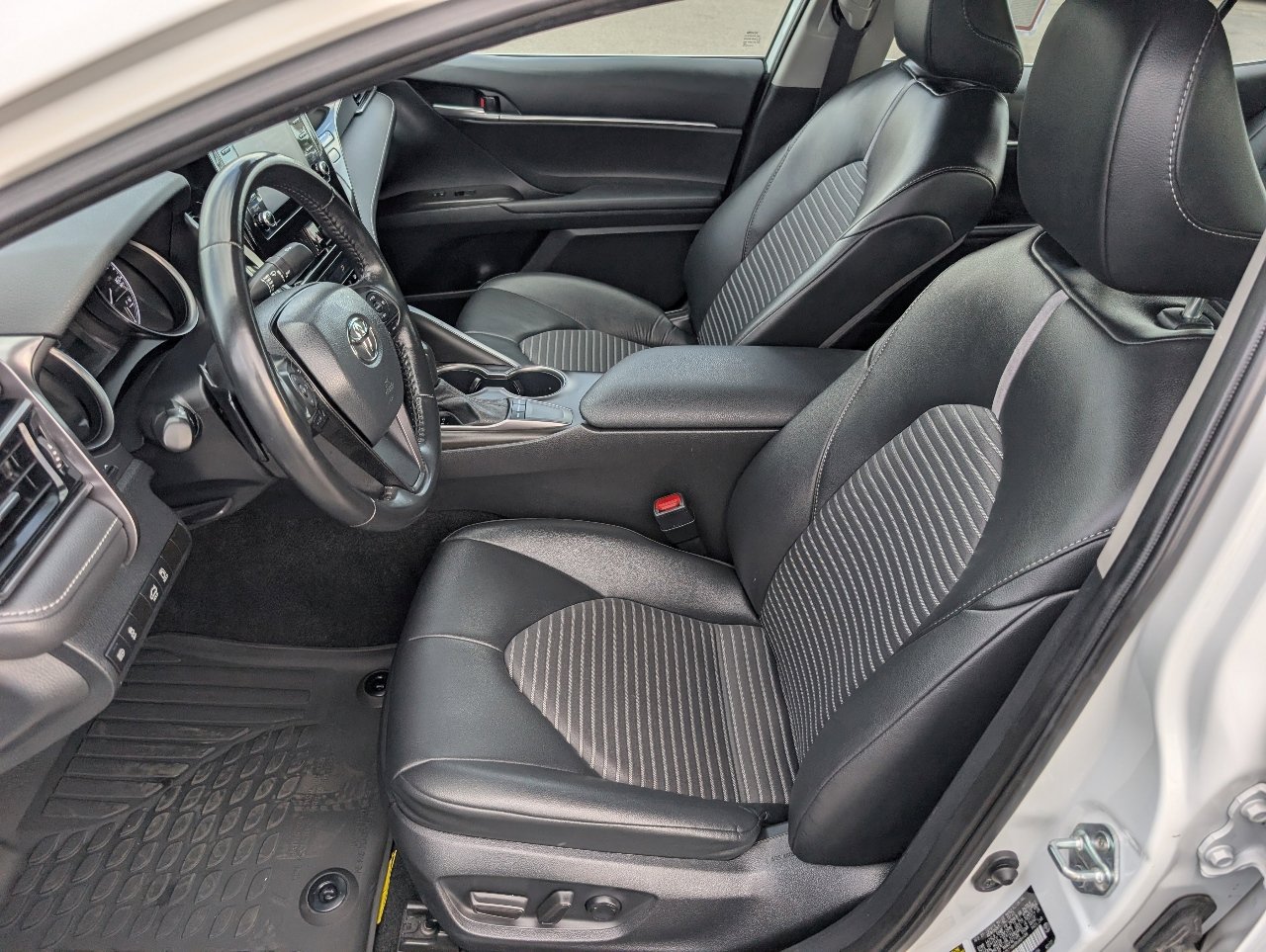 Used 2024 Toyota Camry SE FWD image 2