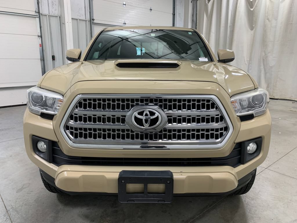 Used 2016 Toyota Tacoma TRD Sport w/ Premium & Technology Package AWD/4WD image 15