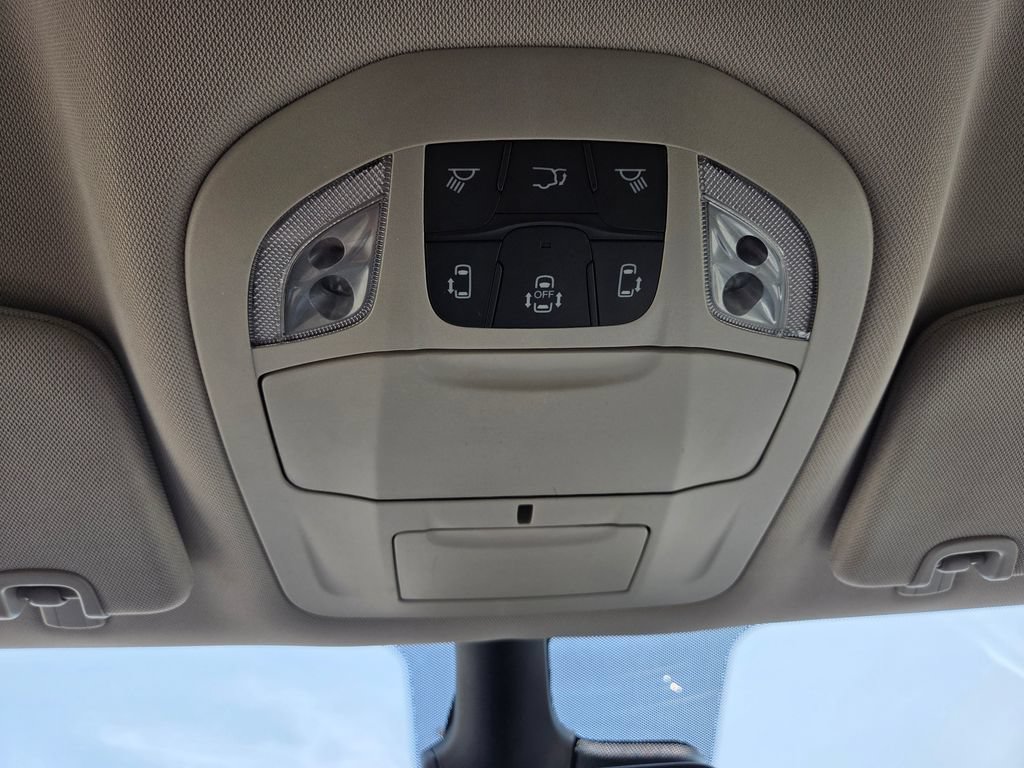 Used 2024 Chrysler Pacifica Touring-L FWD image 33