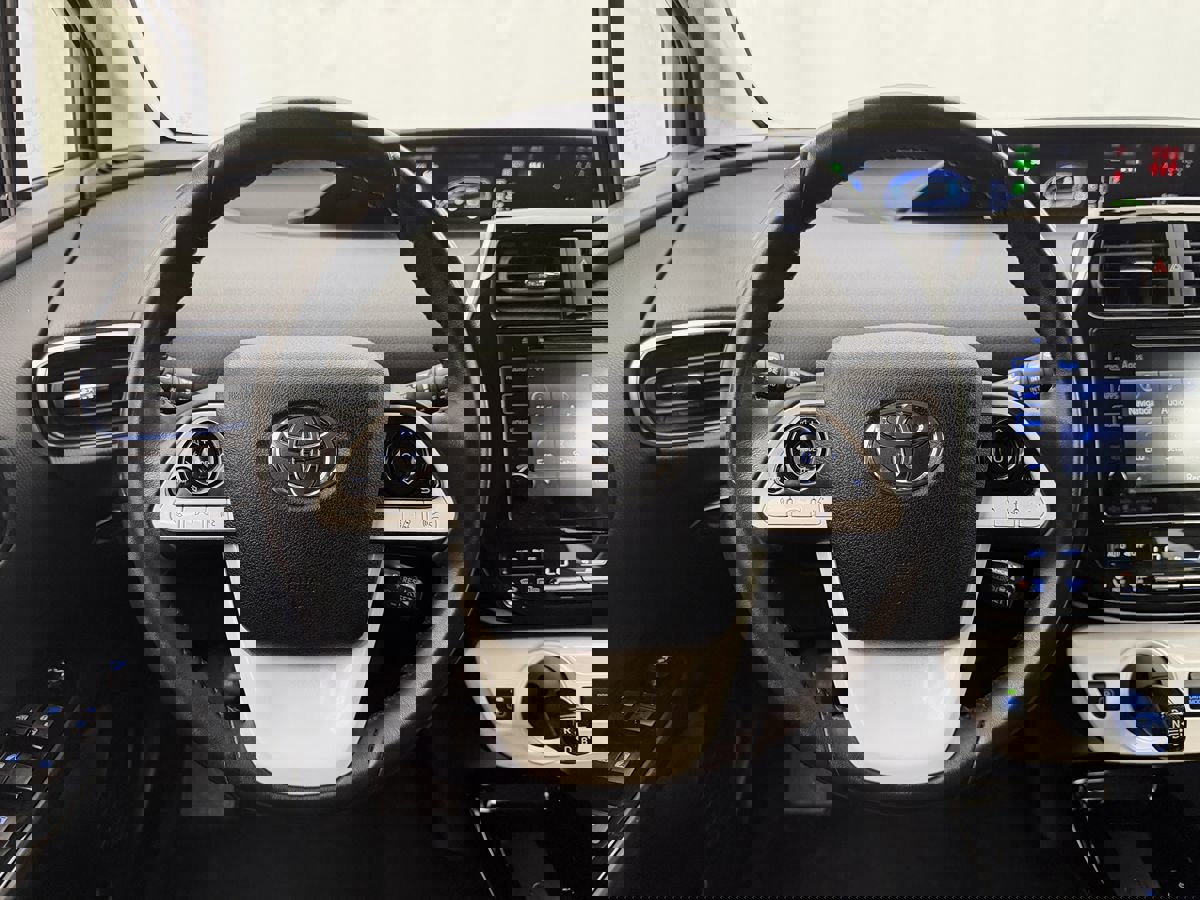 Used 2018 Toyota Prius Three Touring w/ Appearance Package FWD image 10