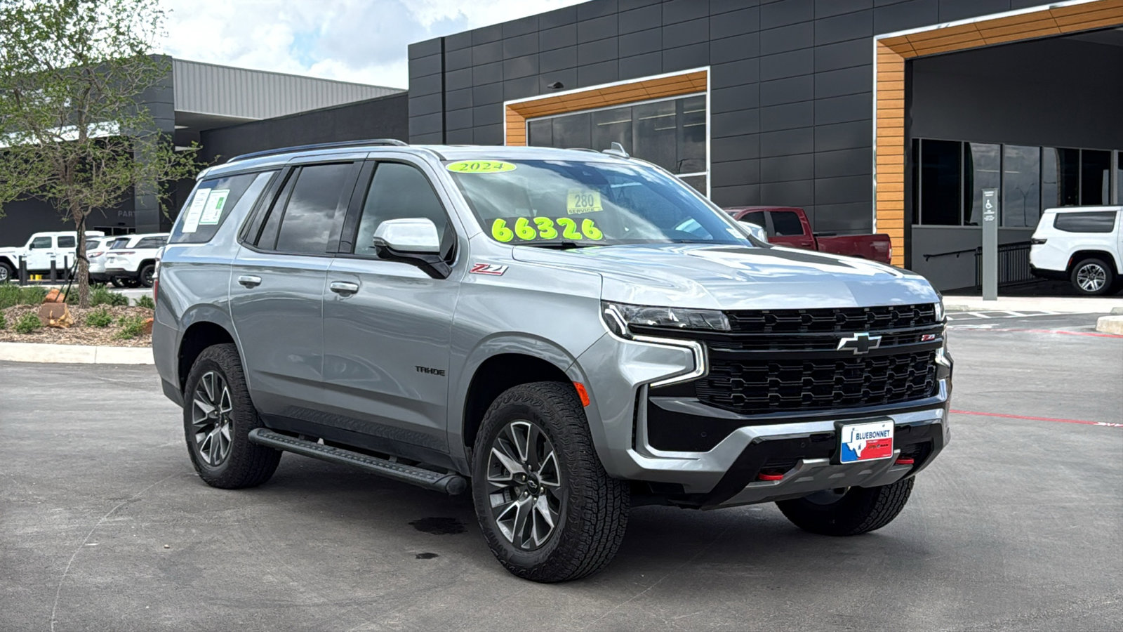 Used 2024 Chevrolet Tahoe Z71 w/ Luxury Package AWD/4WD image 3
