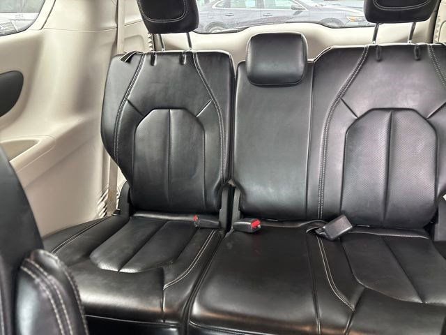 Used 2023 Chrysler Pacifica Touring-L image 33
