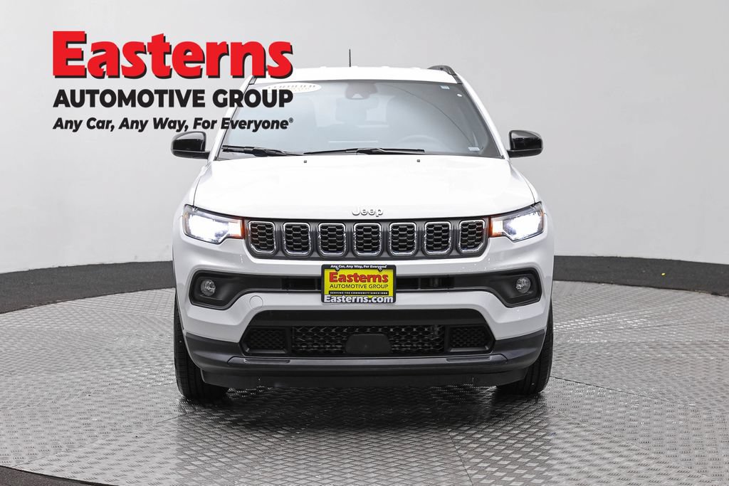 Used 2024 Jeep Compass Latitude AWD/4WD image 2