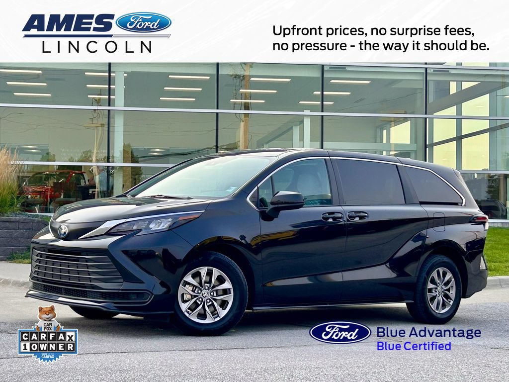 Used 2025 Toyota Sienna LE FWD image 1