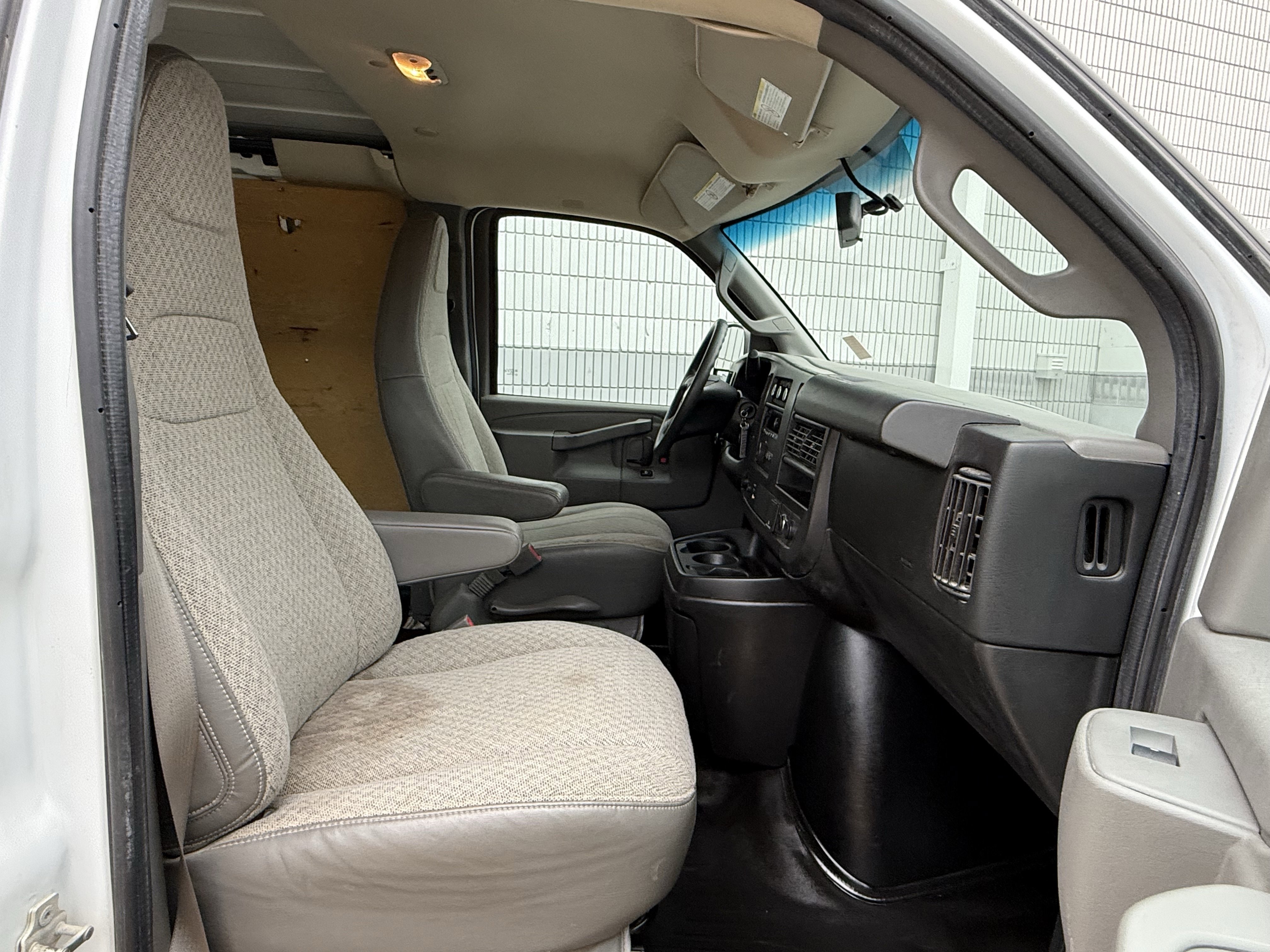 Used 2017 Chevrolet Express 2500 Extended image 5