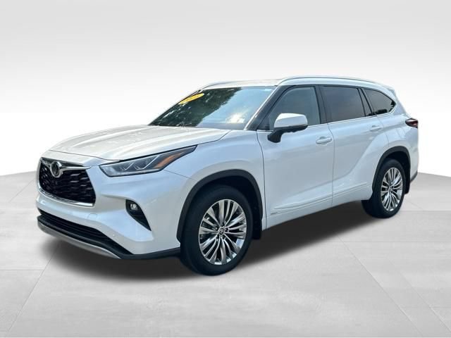 Certified 2025 Toyota Highlander Platinum AWD/4WD image 1