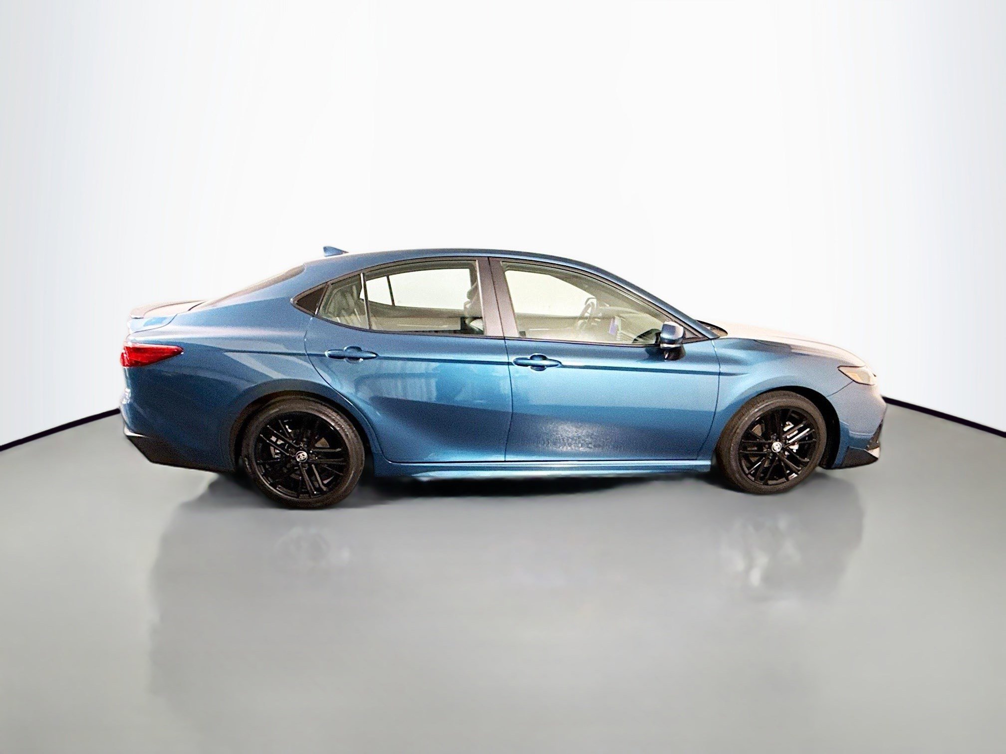 Used 2025 Toyota Camry SE FWD image 11