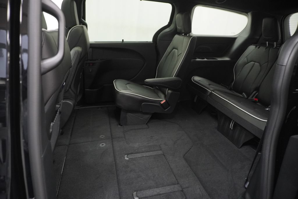 New 2027 Chrysler Pacifica Limited AWD/4WD image 18