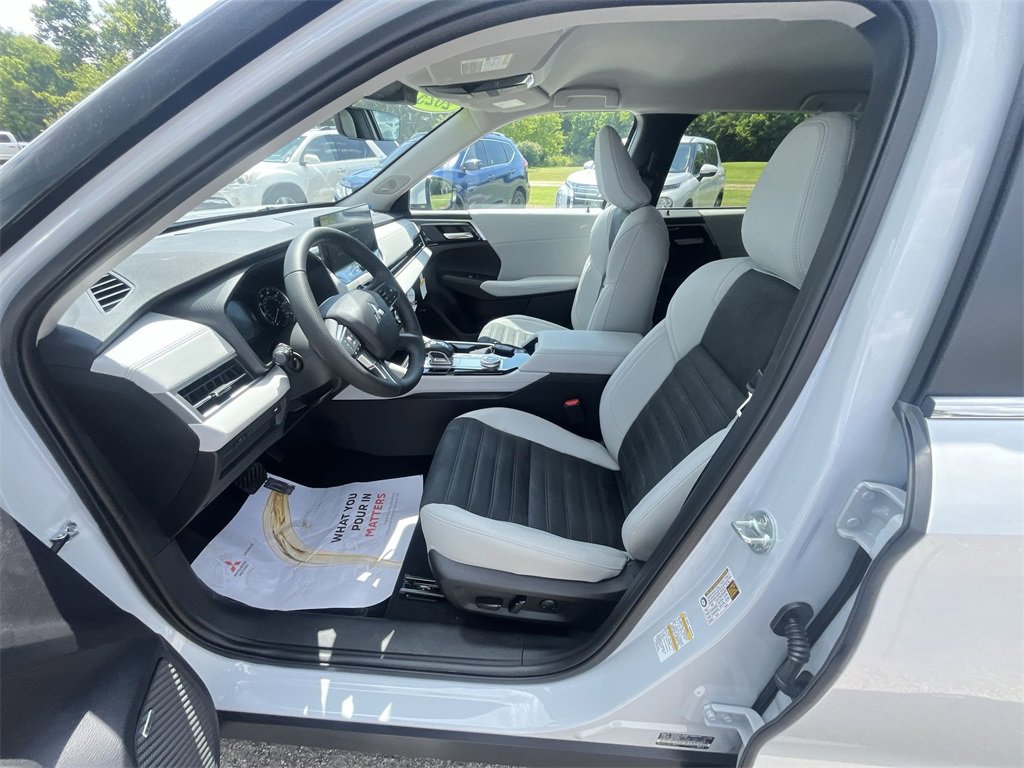 New 2025 Mitsubishi Outlander SE image 11