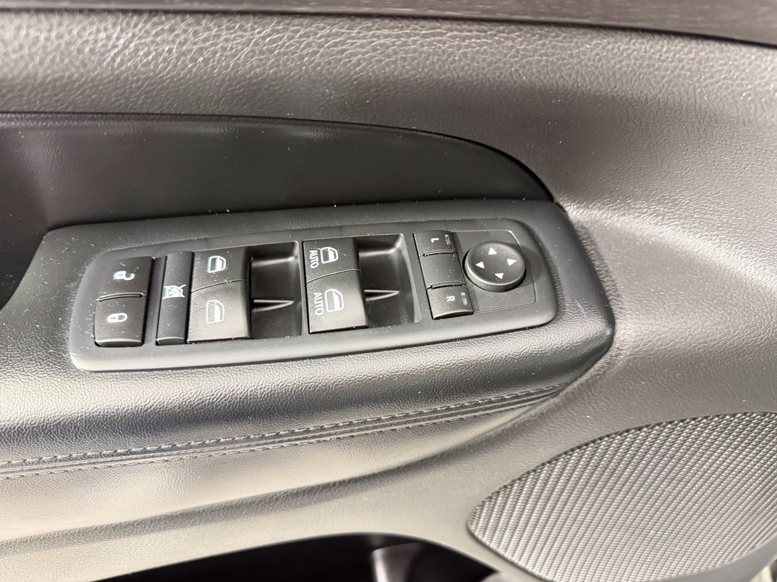 Used 2015 Jeep Grand Cherokee Altitude AWD/4WD image 17