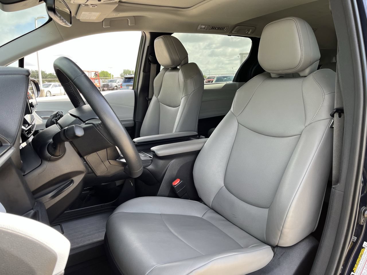 Used 2025 Toyota Sienna XLE FWD image 23