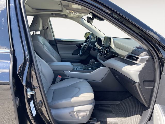 Used 2022 Toyota Highlander XLE AWD/4WD image 15