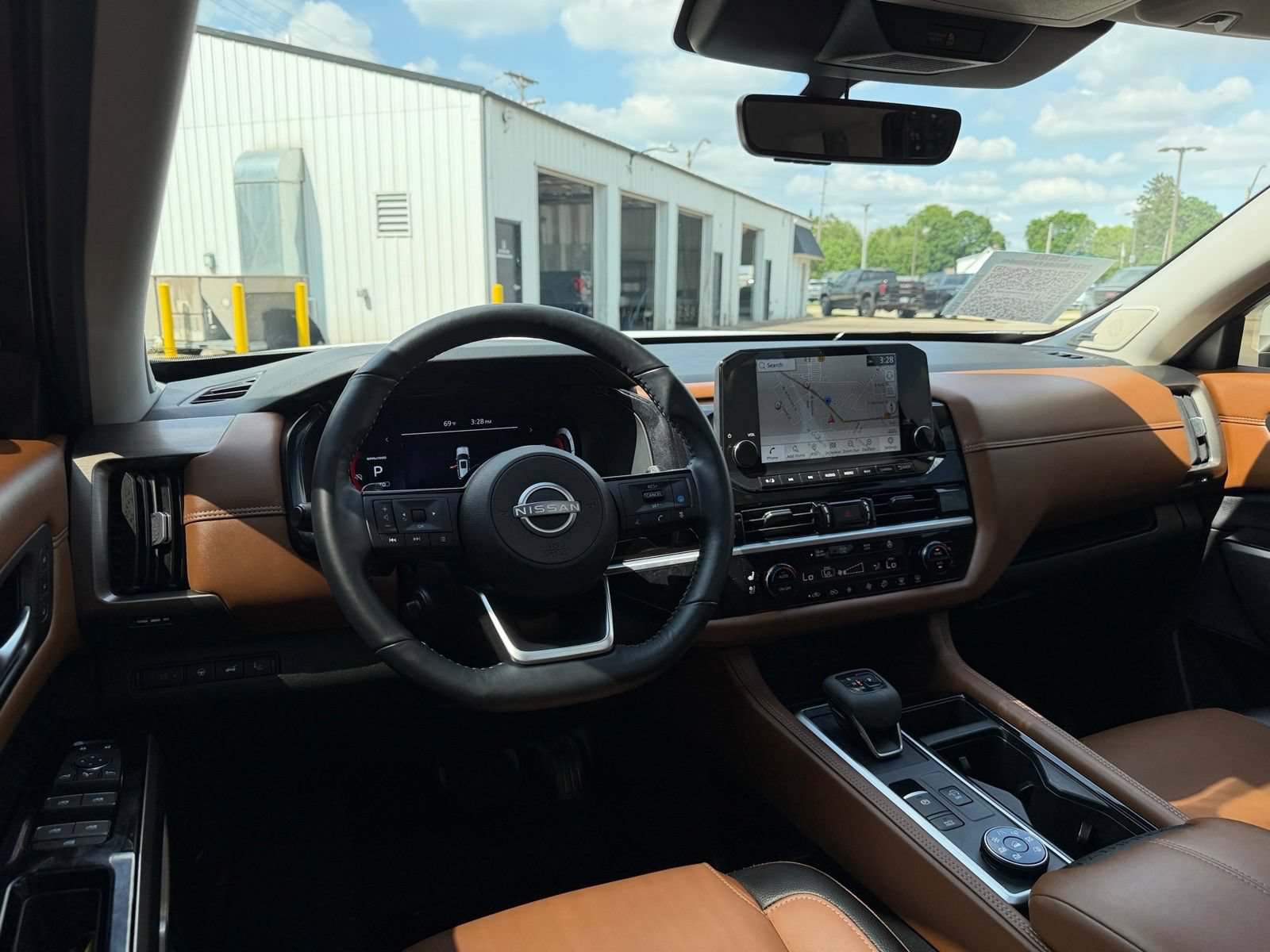 Used 2024 Nissan Pathfinder Platinum AWD/4WD image 16