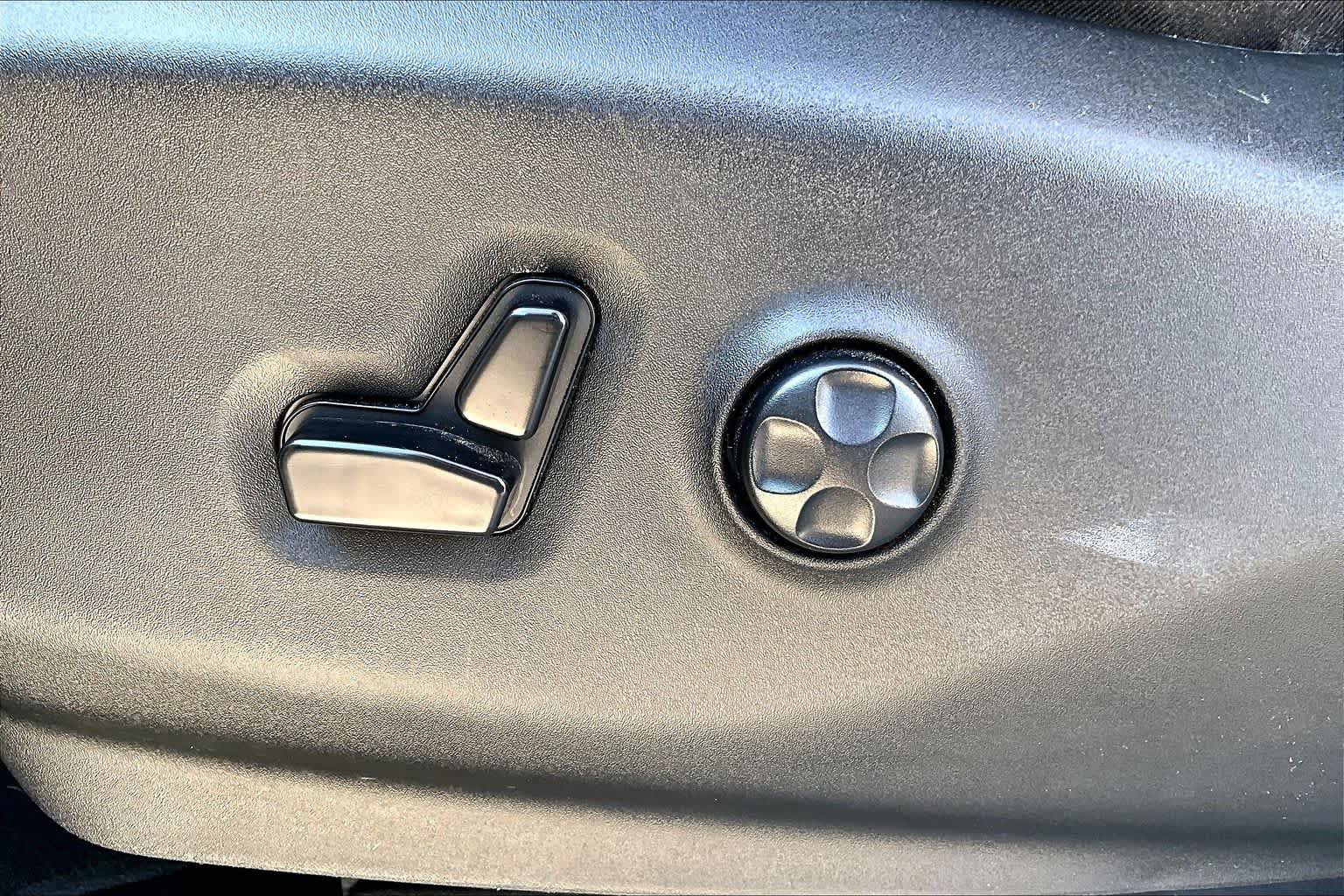 Used 2024 Chrysler Pacifica Touring-L FWD image 30