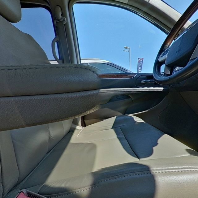 Used 2015 Chrysler Town & Country Limited Platinum image 30