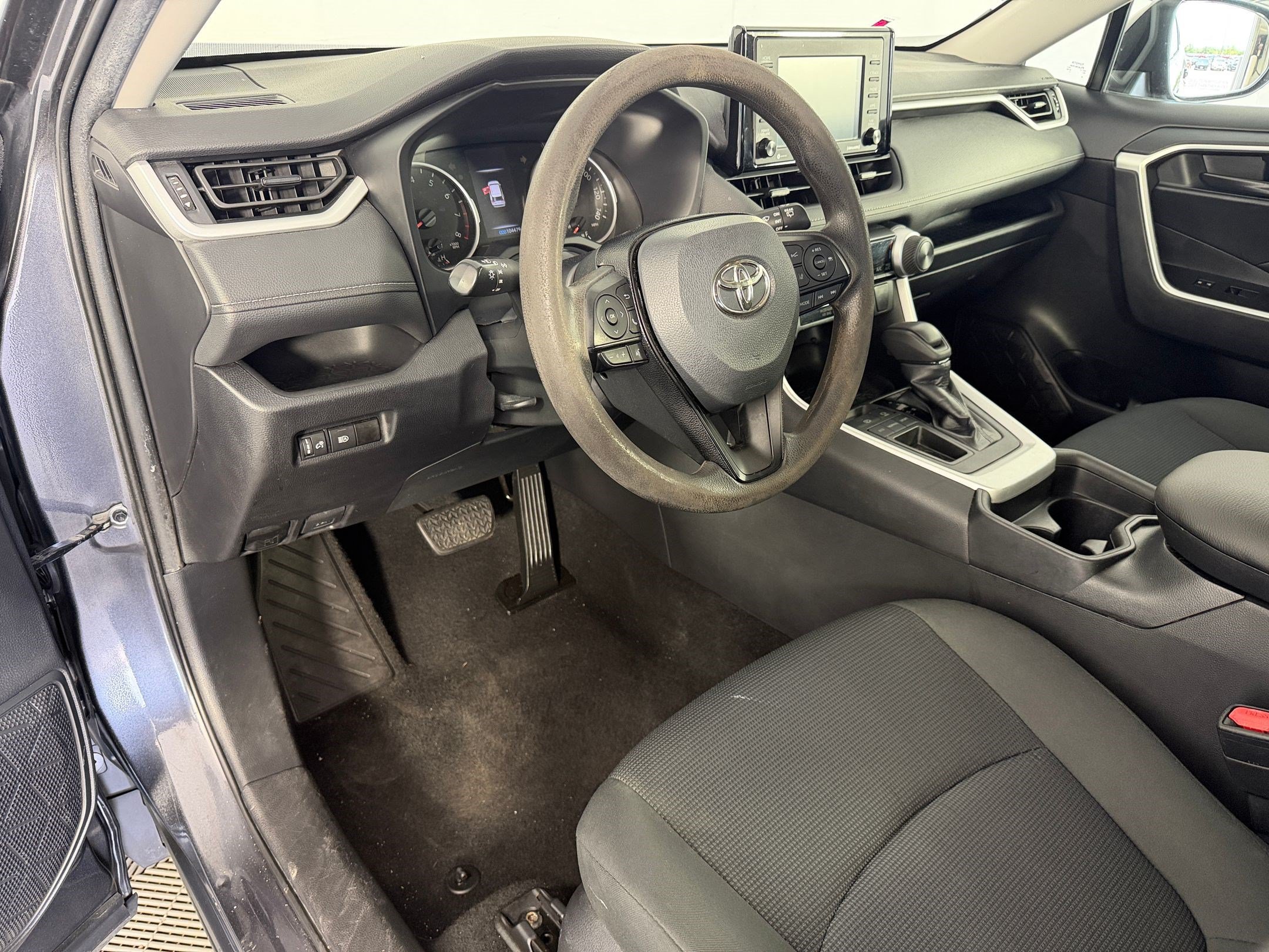Used 2021 Toyota RAV4 LE FWD image 4