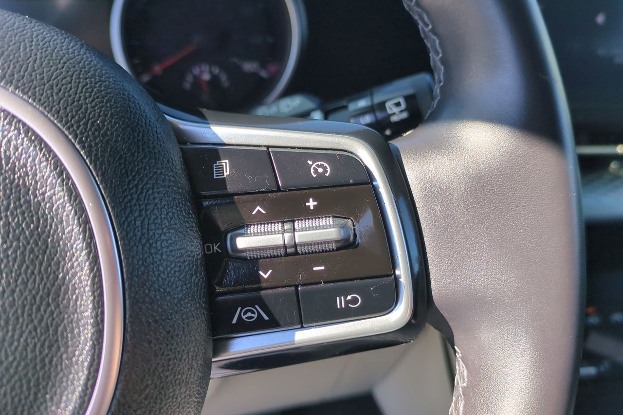 Certified 2024 Kia Carnival LX image 13