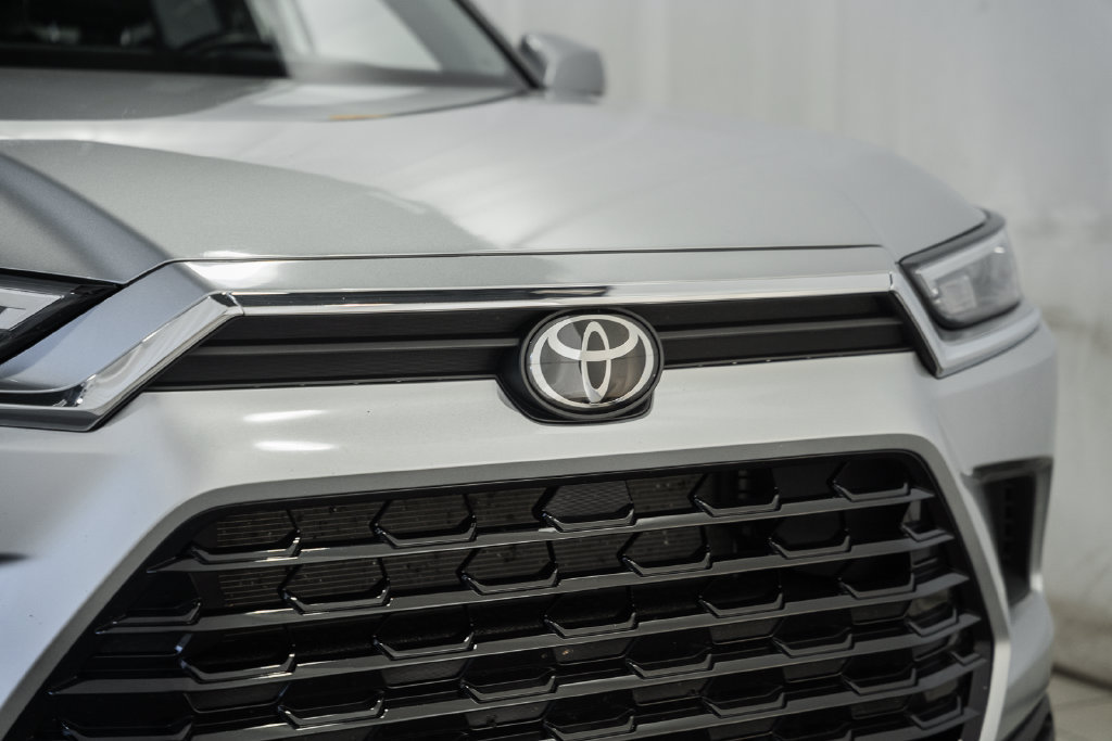 Used 2025 Toyota Grand Highlander AWD image 12