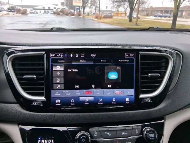 Used 2024 Chrysler Pacifica Touring-L image 25