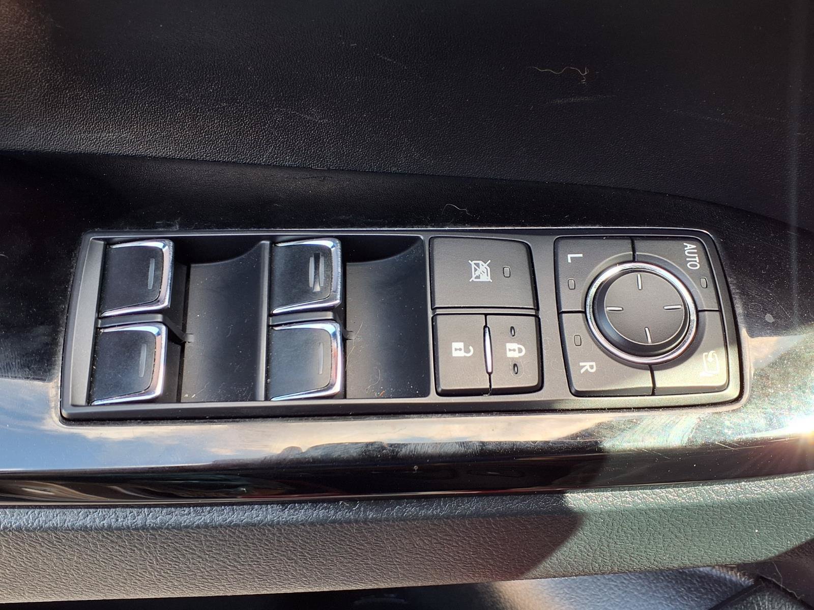 Used 2016 Lexus LX 570 4WD w/ Luxury Package image 6