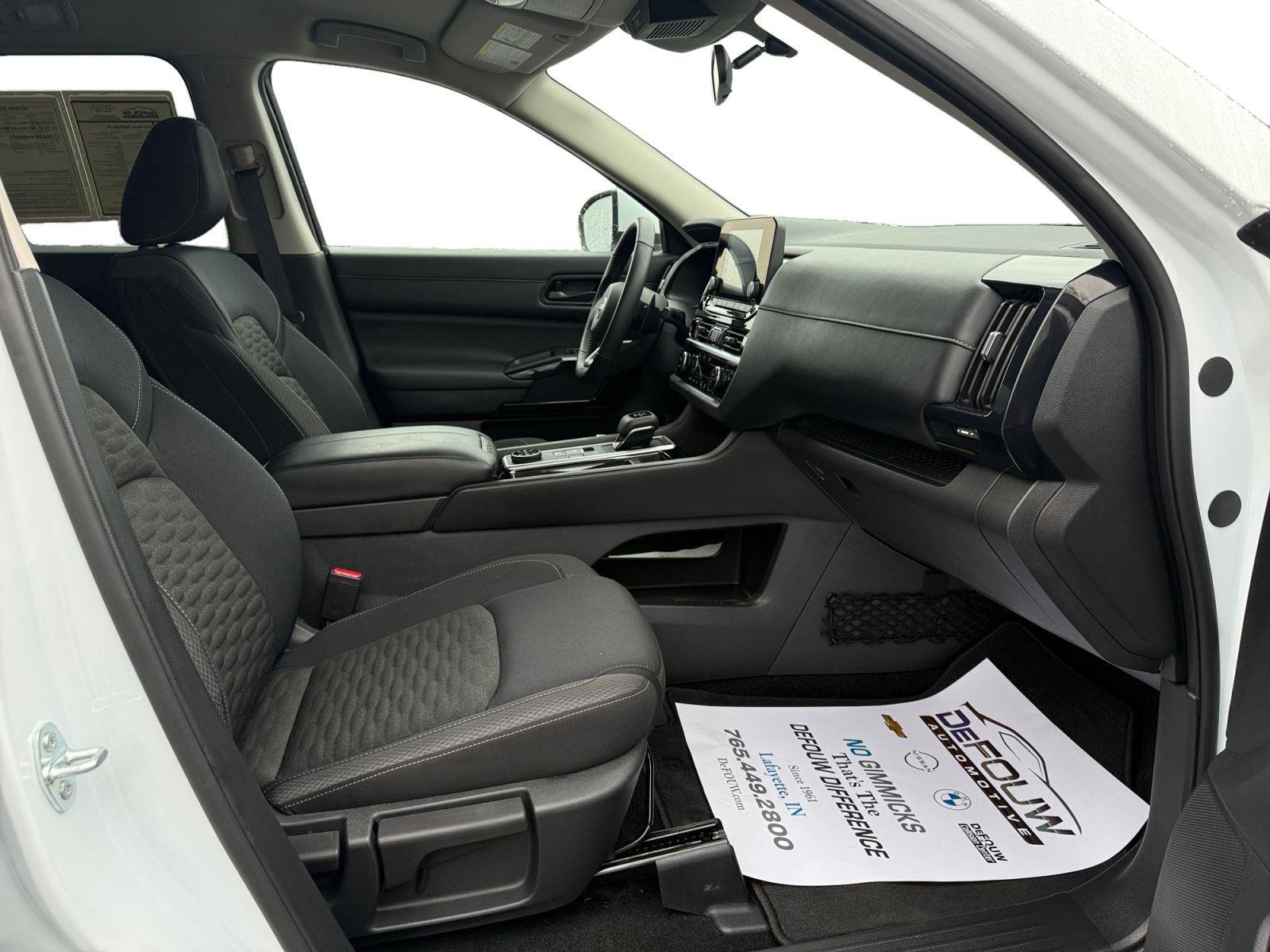 Used 2025 Nissan Pathfinder SV w/ Cargo Package image 27