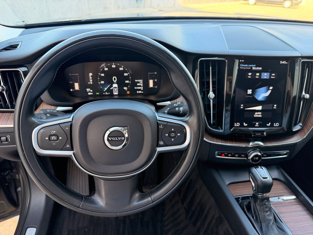 Used 2019 Volvo XC60 T5 Momentum w/ Premium Package FWD image 11