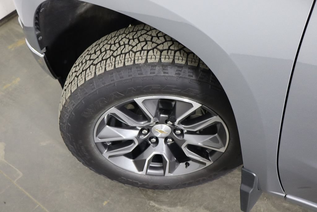 Used 2024 Chevrolet Silverado 1500 LT AWD/4WD image 39